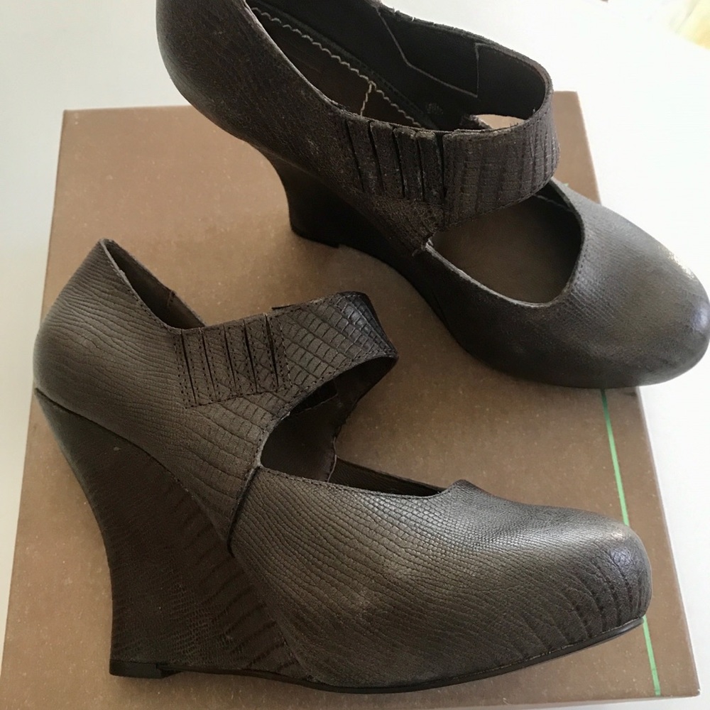 Brand New Bacio 61 Closed Toe Wedges